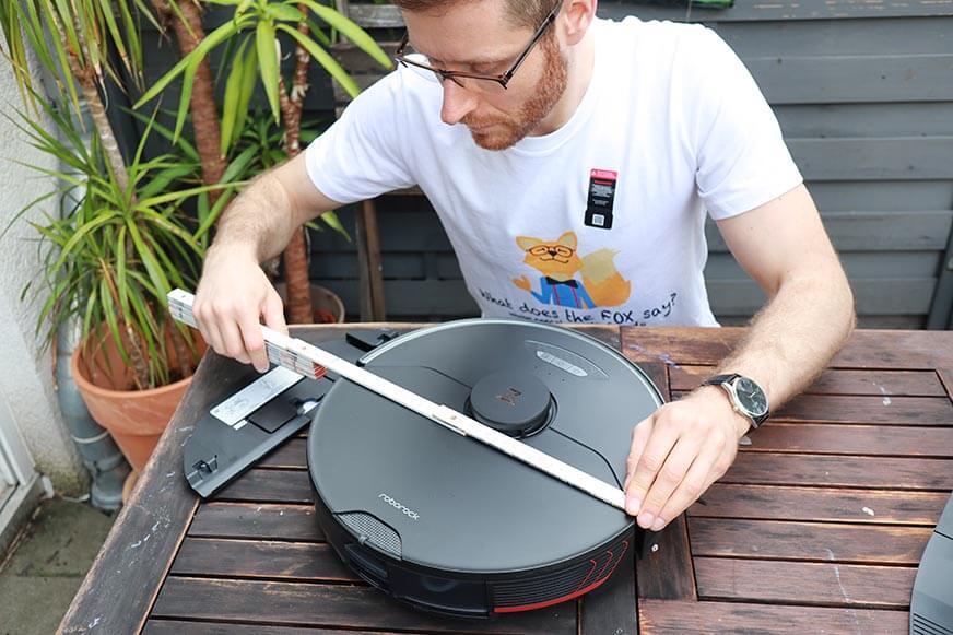 Die Größe eines Saugroboters wird mit Hilfe eines Lineals ausgemessen